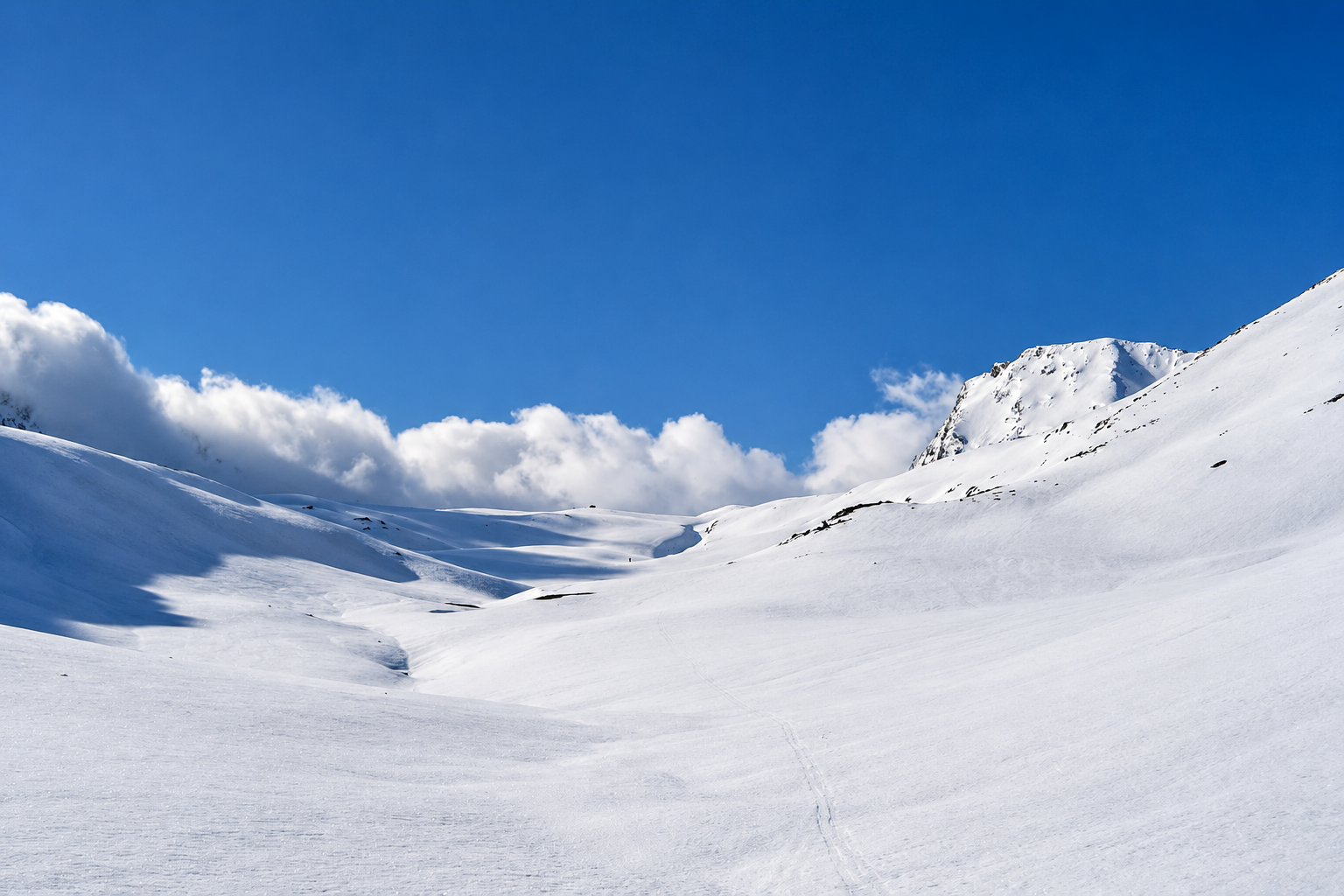Skier descending from Königskogel above the Königstal