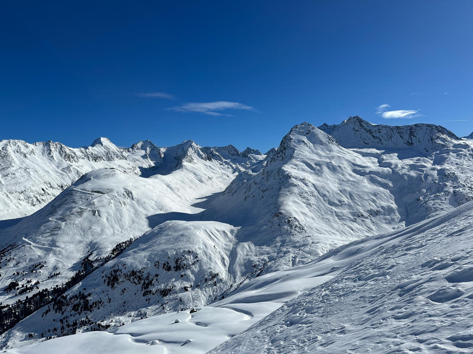 Snow-covered mountains around Manigenbachkogel in the Ötztal Alps