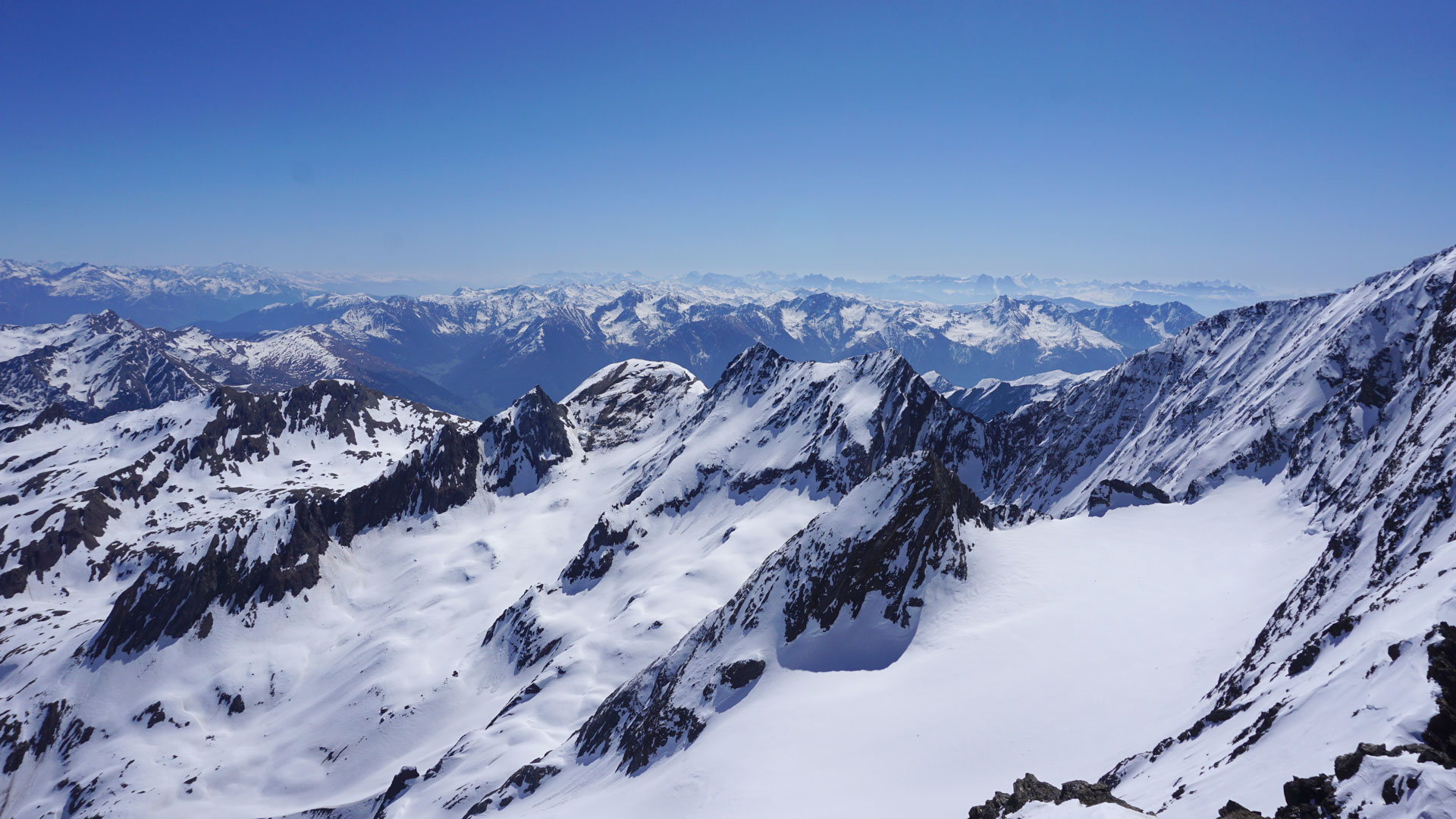 Snow-covered ridges and alpine panorama seen from Essener Spitze