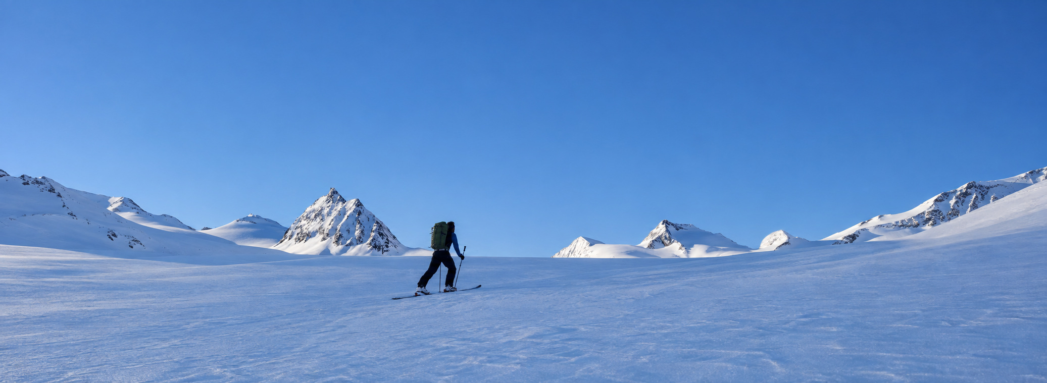 Ski touring towards Hochwilde above the Langtalereck Hut